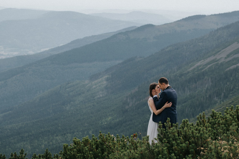 nowożeńcy na sesji ślubnej w górach 