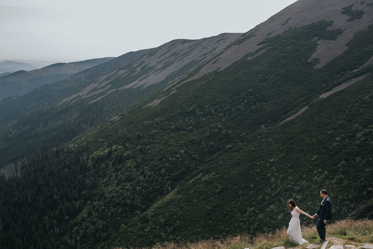 plener ślubny realizowany w górach 