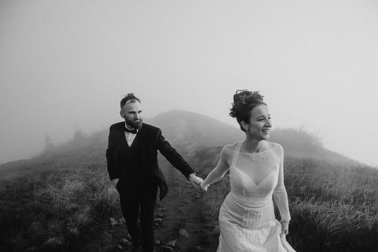 idąca para we mgle podczas sesji ślubnej 