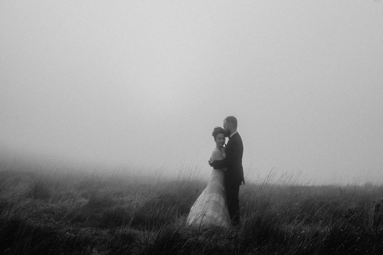 przytulona para podczas sesji ślubnej w Bieszczadach we mgle