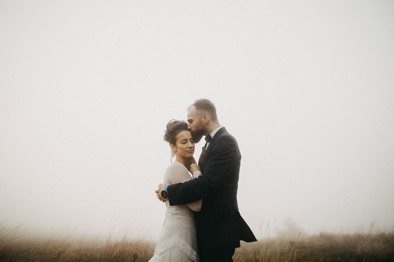 mglisty plener ślubny 