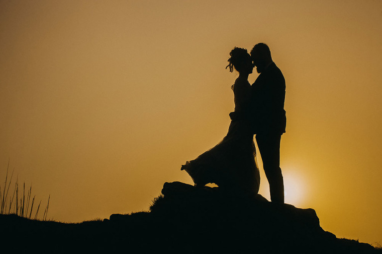 para młoda podczas zachódu słońca w Bieszczadach 