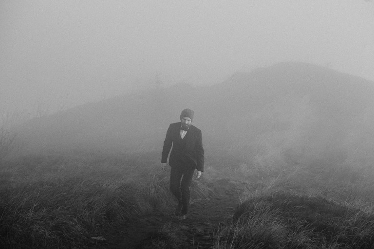 Pan młody spacerujący po górach