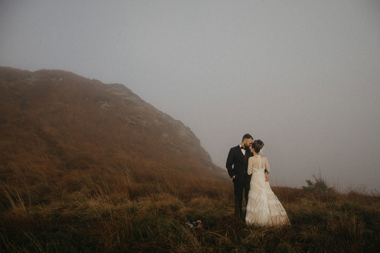 pozująca para młoda w mglistych górach 