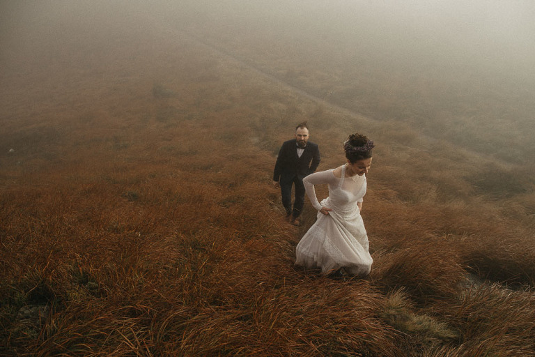 wspinaczka podczas górskiej sesji ślubnej