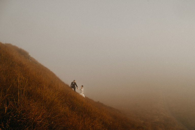 sesja ślubna góra Halicz Bieszczady we mgle