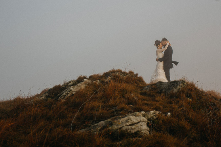 para młoda na szczycie góry podczas sesji