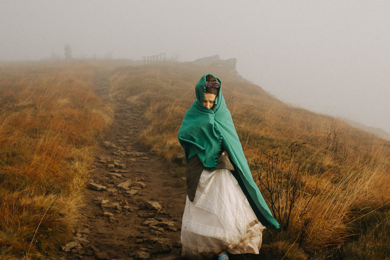 zmarznięta otulona kocem Pani młoda podczas sesji 