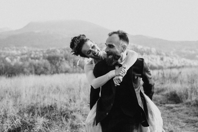 radosna para młoda podczas sesji 