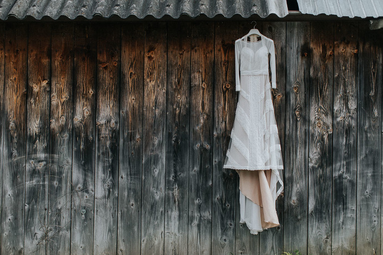 Suknia ślubna boho na stodole 