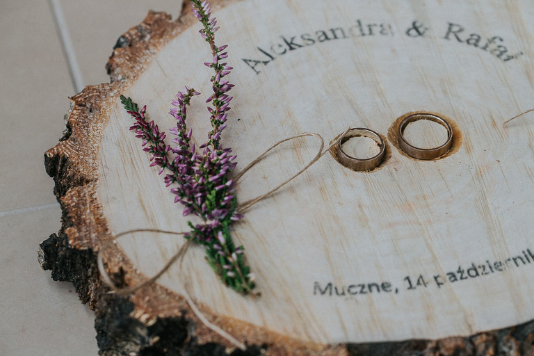obrączki na drewnie 