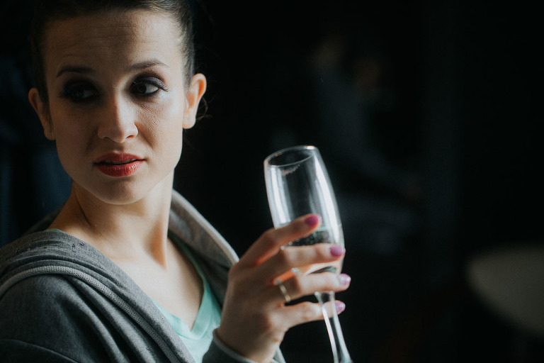 Pana młoda pijąca szampana