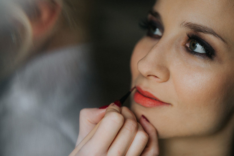 malowanie ust podczas przygotowań do ślubu 