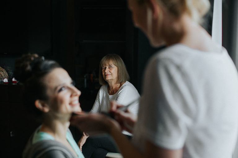 mama Pani młodej przygląda się przygotowaniom 