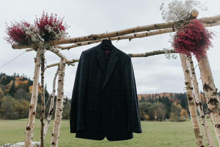 garnitur Pana młodego na tle gór 