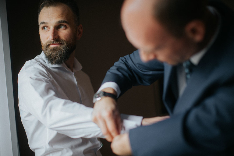 zapinanie guzików Pana młodego 