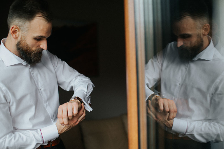 Przymierzanie zegarka przez Pana młodego 