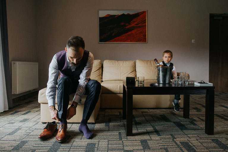 zakładanie butów przed ślubem 