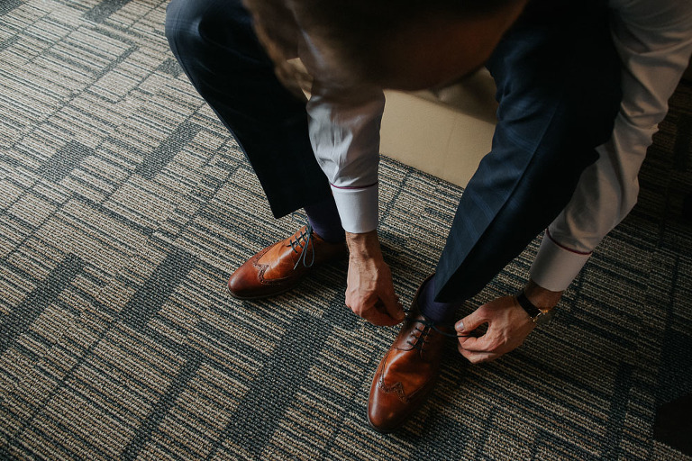 wiązanie sznurówek przez Pana młodego 