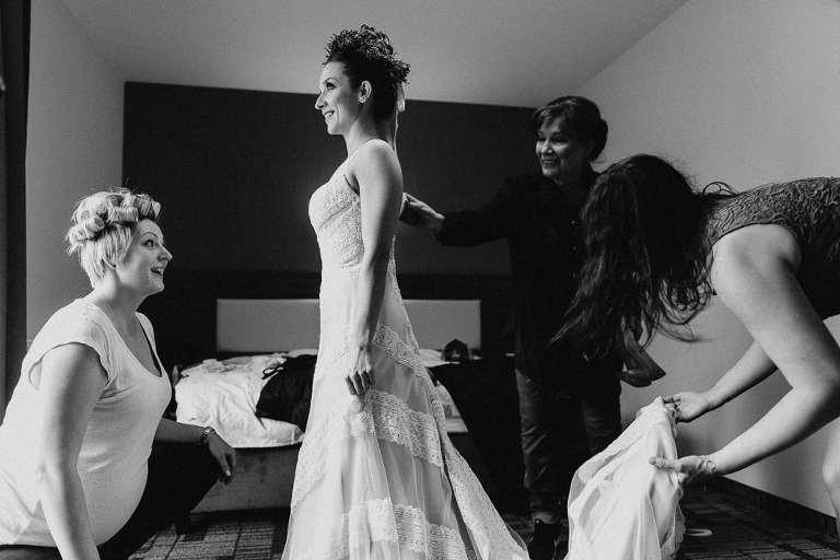 ubieranie sukienki przed ślubem 