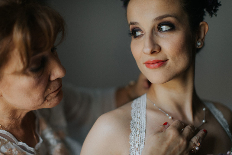 mama z córką przed ślubem 