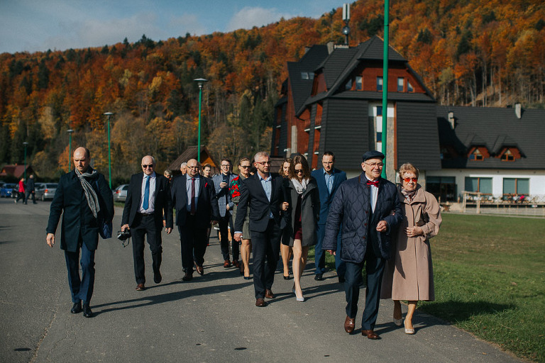 goście idący na ślub Bieszczady 