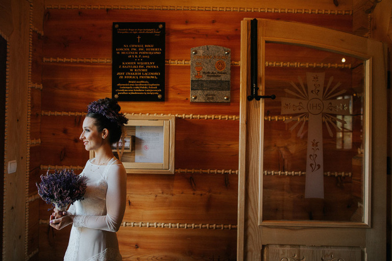 Pana młoda w drzwiach tuż przed ślubem 