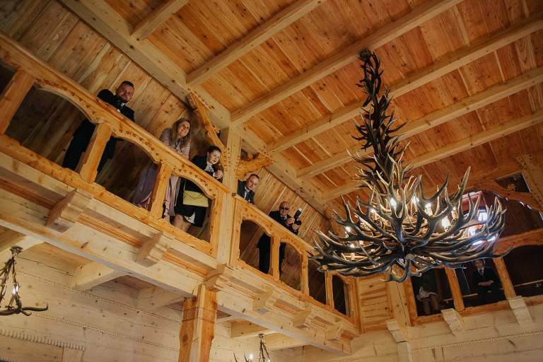 drewniany kościół w stylu zakopiańskim