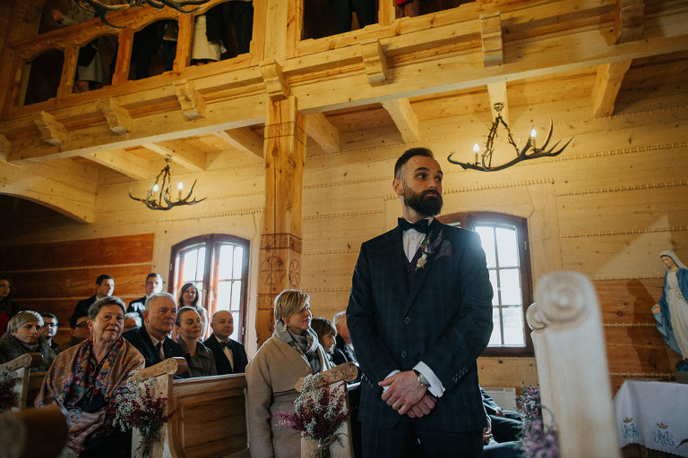 czekający Pan młody przed ołtarzem 