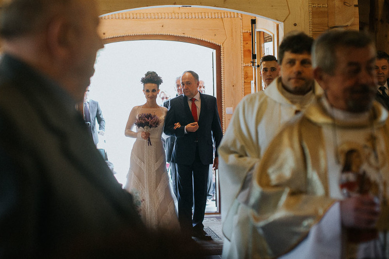 tata prowadzi córkę do ślubu 