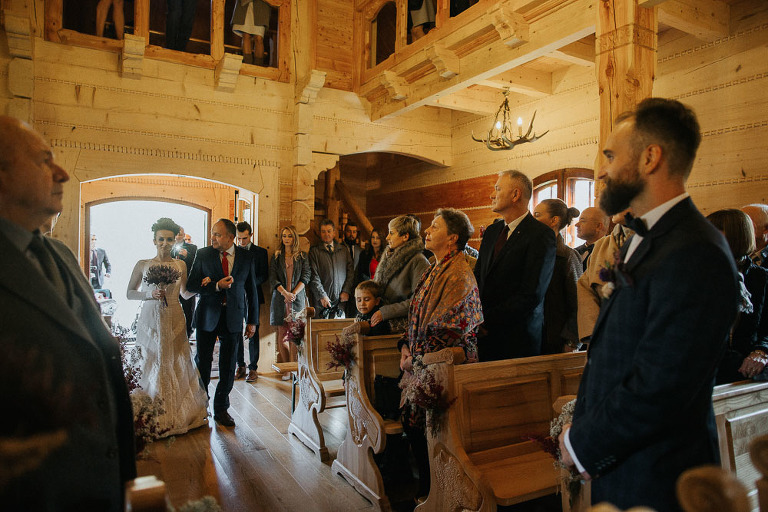 tata prowadzi córkę do ołtarza