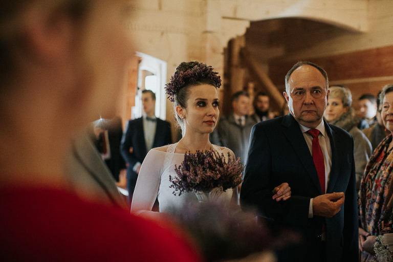 tata z córką podczas prowadzenia do ołtarza 