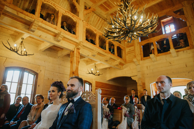 ślub kościelny w drewnianym stylu 