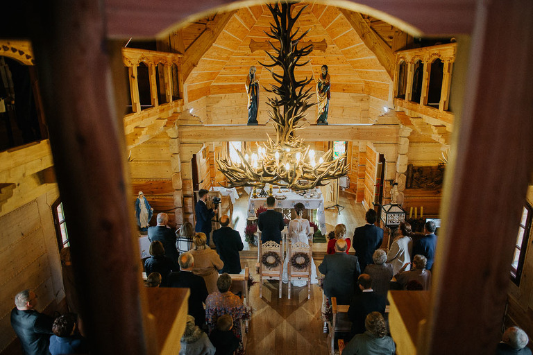 ślub w kościele drewnianym w stylu Zakopiańskim 