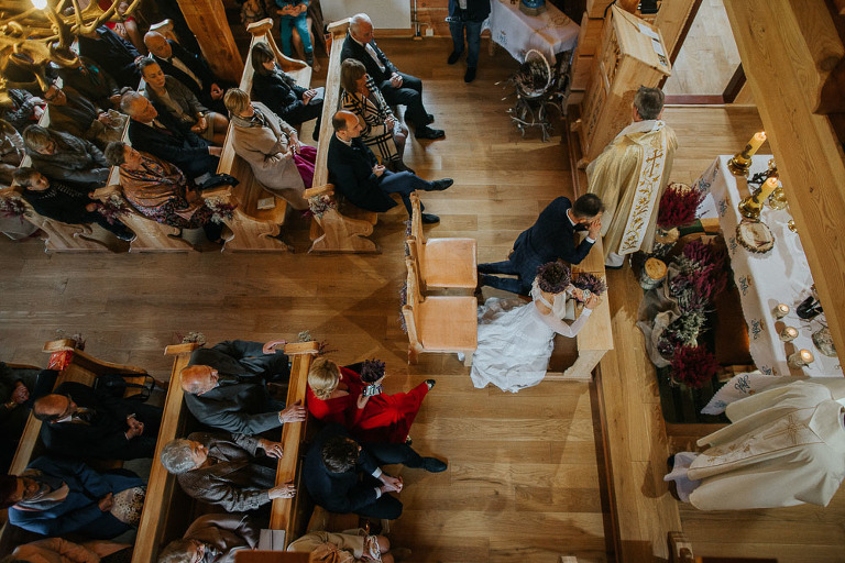 klęcząca para młoda 