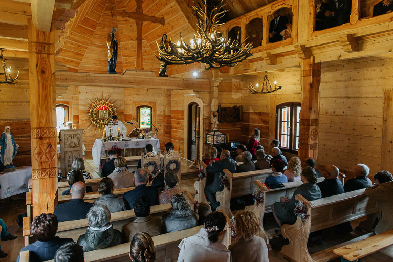 ślub w drewnianym kościele w stylu góralskim 