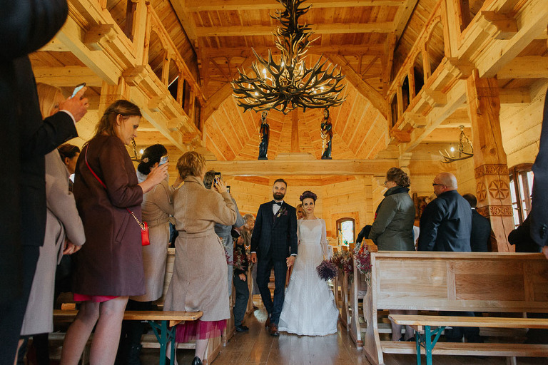 wyjście pary młodej z kościoła 