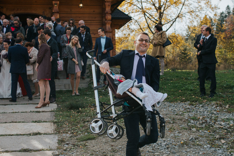 gość weselny z wózkiem 
