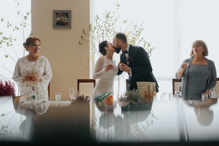 pocałunek Pary młodej na weselu 