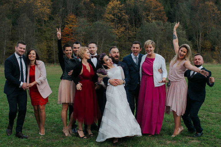 nietypowe zdjęcie grupowe na weselu 