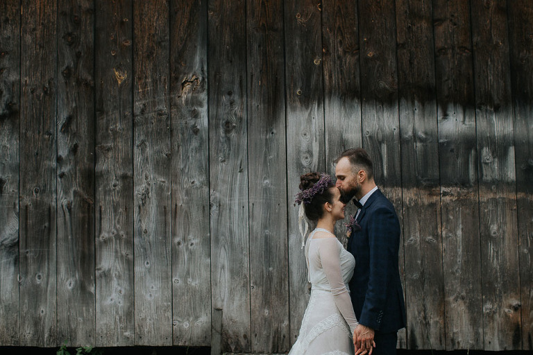 portret ślubny na tle Stodoły 