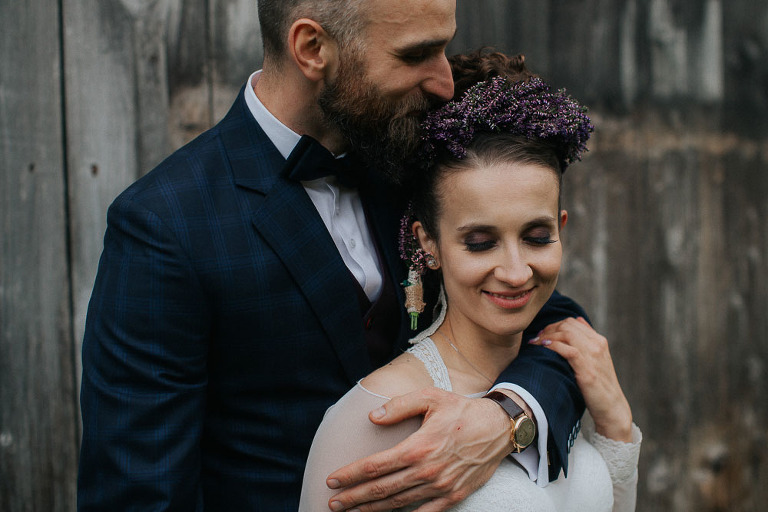 ciasny portret na tle stodoły 