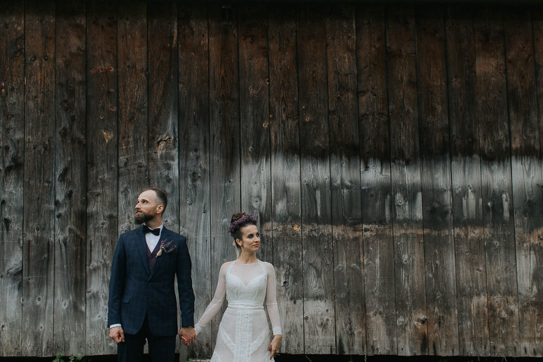 para młoda na tle stodoły 