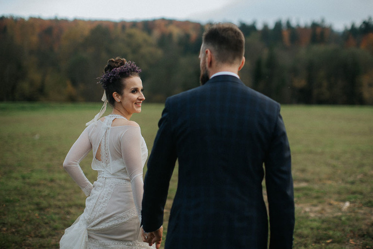 spacerująca para młoda podczas sesji 