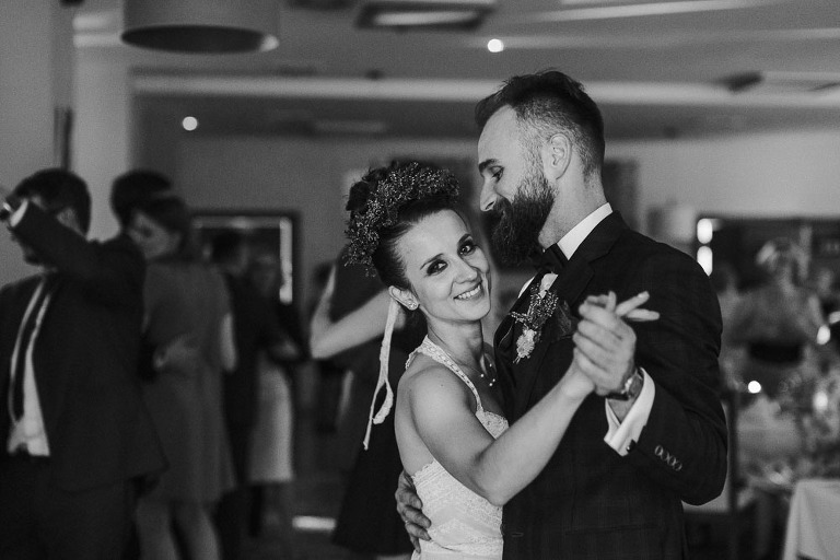 tańcząca Para młoda podczas wesela