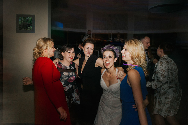 Pani młoda z przyjaciółkami podczas wesela 