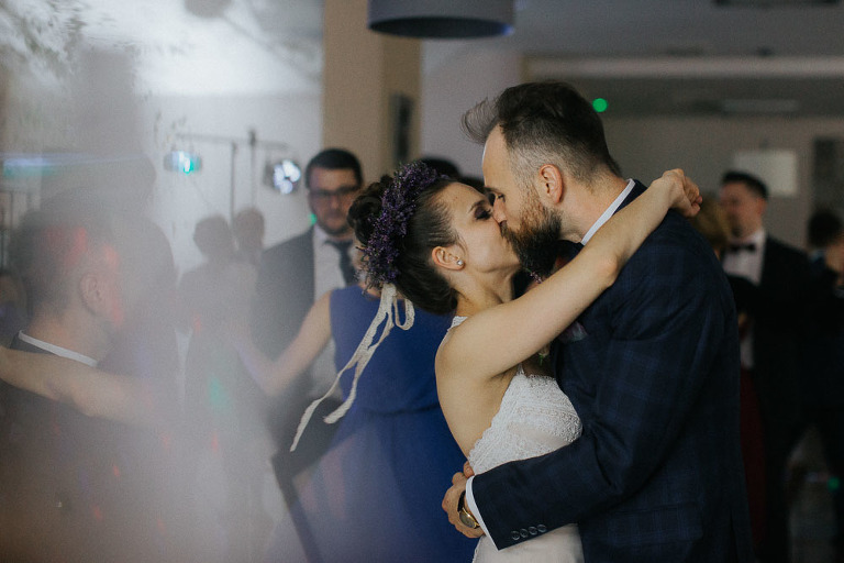 pocałunek pary młodej podczas tańca 