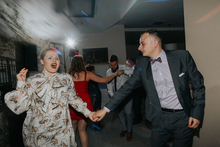 tańczący goście podczas zabawy weselnej 