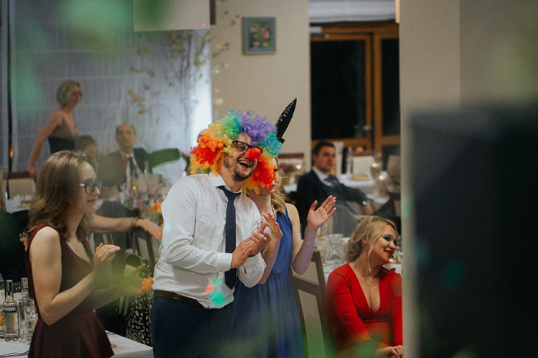 przebrany za klauna gość weselny 