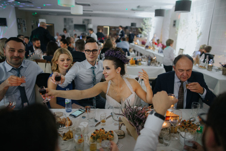 Pani młoda podczas toastu weselnego 